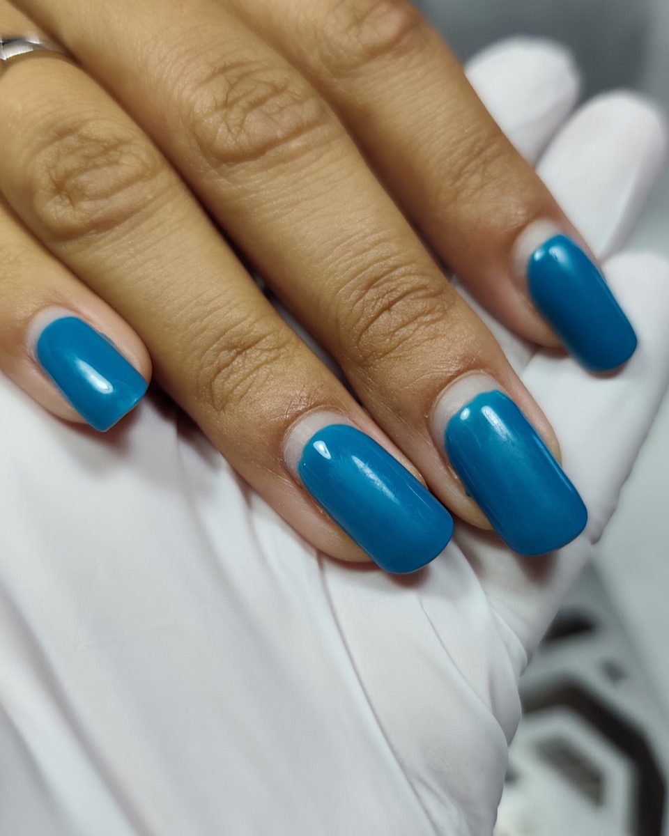 Manicura azul petróleo
