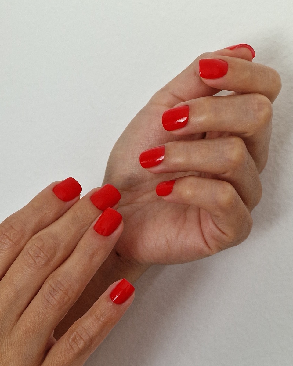 Manicura roja en uñas cortas